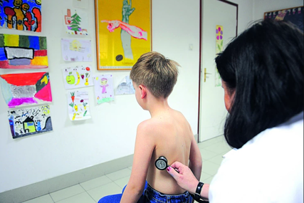 Dijete primljeno u bolnicu sa teškim oblikom meningitisa: Brza reakcija ljekara spasila dječaku (13) život