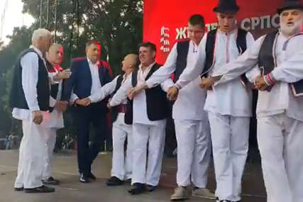 Dodik zaigrao kolo na Mrakovici (VIDEO)