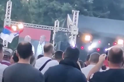 "Ustaj mala zora je" Dodik se latio mikrofona na skupu na Mrakovici i zapjevao (VIDEO)