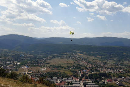 "Ostvario mi se san iz djetinjstva" Lukač u paraglajderu iznad Drvara (FOTO)