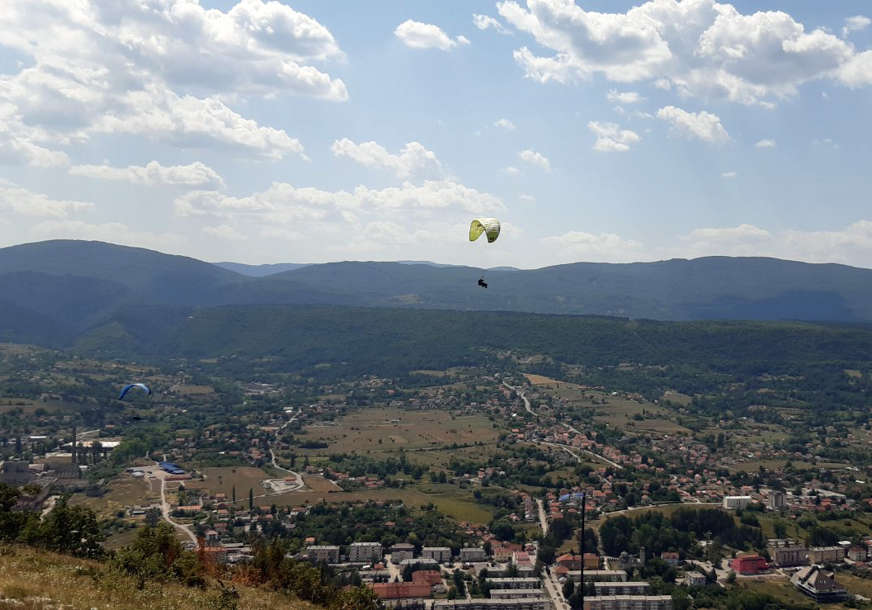 "Ostvario mi se san iz djetinjstva" Lukač u paraglajderu iznad Drvara (FOTO)