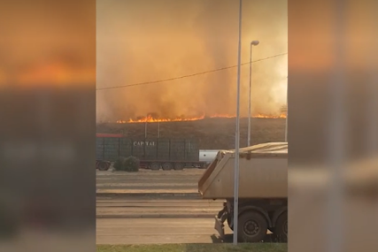 "BILO JE STRAŠNO" Svjedoci požara na graničnom prelazu "Evzoniju" poručili da i dalje čekaju