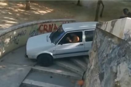 "VRATI GA MALO NAZAD" Hit snimak sa Jadrana, popularnom "dvojkom" se spuštao niz kružne stepenice (VIDEO)