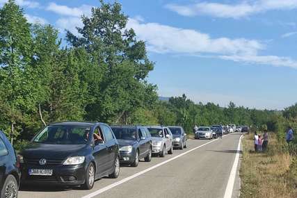 Sezona godišnjih odmora: Gužve na izlazu iz BiH na graničnom prelazu Doljani