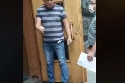 "Sam neću izaći živ odavde" Muškarac unio bombu u zgradu ukrajinske vlade, prijeti da će je aktivirati (VIDEO)