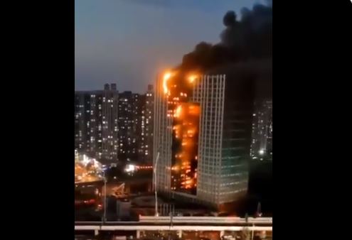 Stravični prizori iz Kine: Vatra guta neboder, spasioci se bore sa požarom (VIDEO)