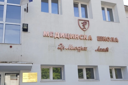 Heroj koji se ne zaboravlja: Medicinska škola u Nišu sada nosi ime doktora Lazića, a na spomen ploči uklesane dirljive riječi (FOTO)