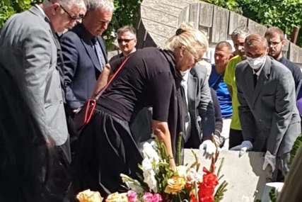 SAHRANJEN MIROSLAV LAZANSKI Supruga u suzama spustila crvenu ružu na grob, scena koja će rasplakati i najsnažnije (FOTO, VIDEO)