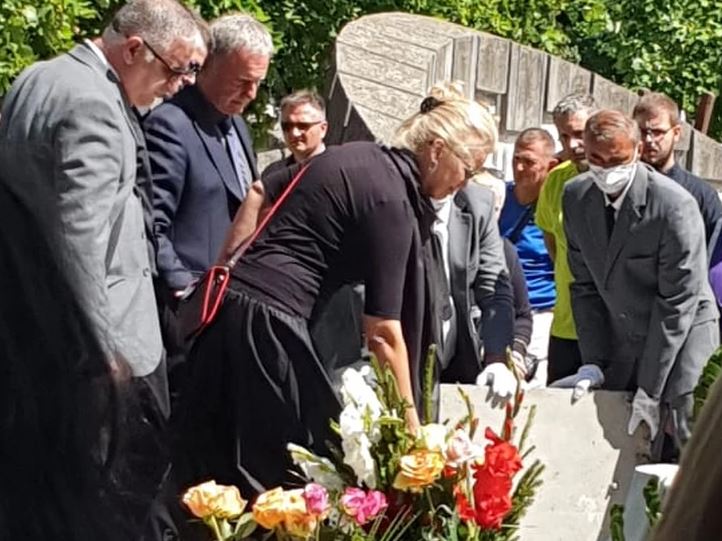 SAHRANJEN MIROSLAV LAZANSKI Supruga u suzama spustila crvenu ružu na grob, scena koja će rasplakati i najsnažnije (FOTO, VIDEO)