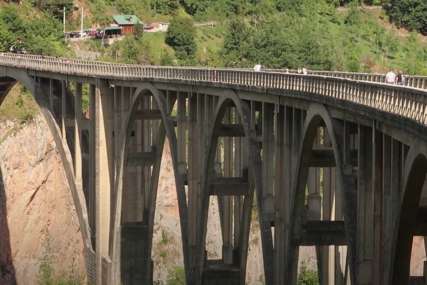 PRED OČIMA TURISTA Trinaestogodišnjak skočio s mosta u Đurđevića Tari sa visine od 180 metara