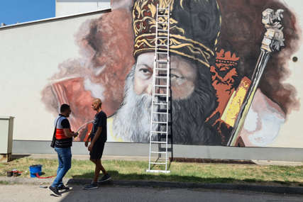U završnoj fazi: Ulica svetog Save u Doboju dobija mural patrijarha Porfirija (FOTO)