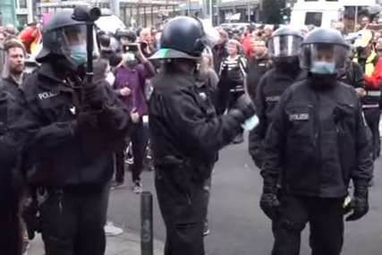 Četiri policajca povrijeđena u protestima u Berlinu, 50 privedenih demonstranata zbog napada na snage reda (VIDEO)