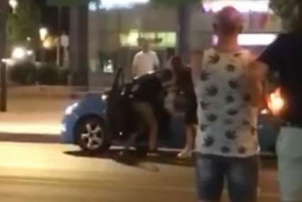 Iživljavanje prekinuo prolaznik: Mladić krvnički ŠUTIRAO TAKSISTU koji je sjedeo u automobilu (VIDEO)