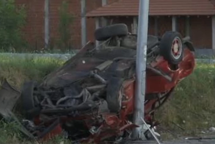 STRAVIČNA NESREĆA Automobili se od siline sudara prevrnuli na krov, poginuo mladić (20)