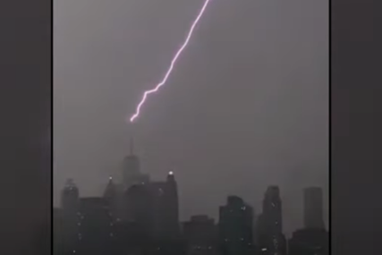 Nevrijeme se obrušilo na Njujork: Grom pogodio Svjetski trgovački centar i osvijetlio grad (VIDEO)