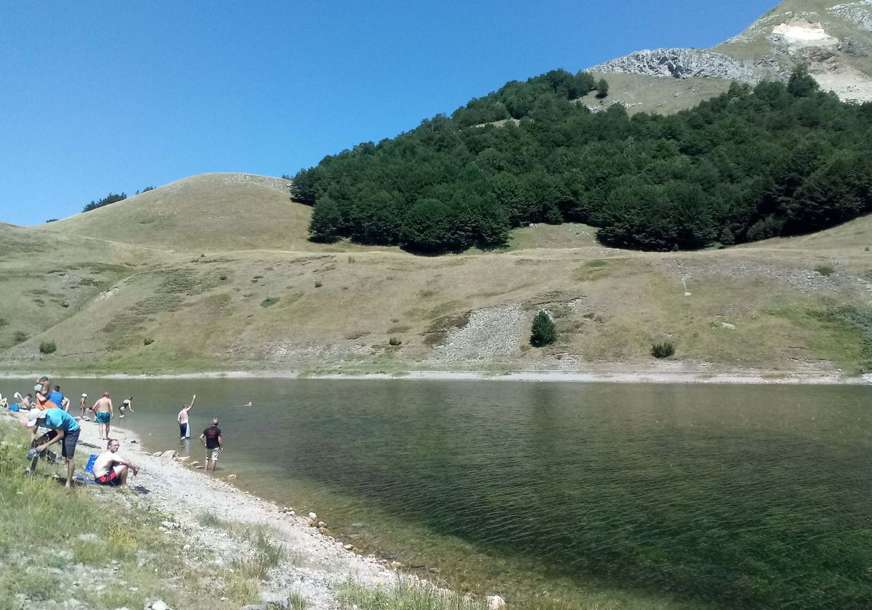 Povjetarac ne odmara i prijatno rashlađuje: Orlovačko jezero skrovište građanima od vreline