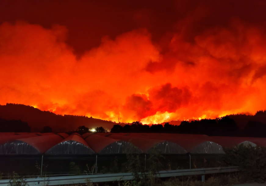Vatrogasci se još uvijek bore sa buktinjom: Požar "Diksi" potpuno uništio grad Grinvil