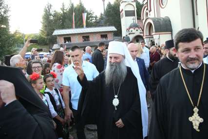 U Doboju okupljen veliki broj građana pred liturgiju koju će služiti patrijarh Porfirije