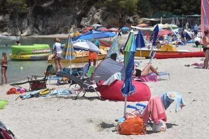 "Zaštitni faktor 2250" Pokazali kako se pravi hlad na plaži i nasmijali Fejsbuk (FOTO)