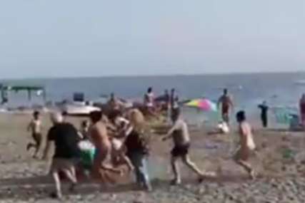 “Jedan bjegunac je ličio na životinju” Krijumčari droge gliserom upali na plažu, plivači ih uhvatili (VIDEO)