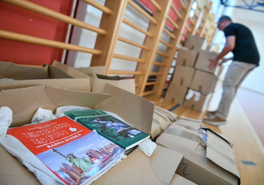Nastavljena podjela udžbenika: Iz Banjaluke stiglo 835 kompleta knjiga u Ugljevik, Bratunac, Čajniče, Han Pijesak i Istočnu Ilidžu