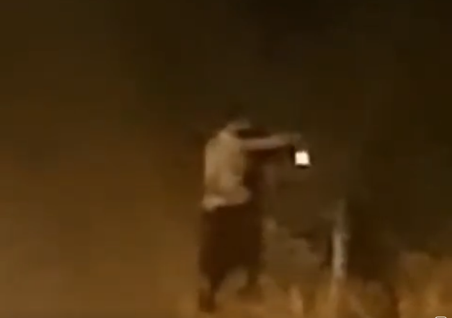 Vatrogasci objavili sraman snimak PODMETANJA POŽARA: Piroman u Podgorici zapalio papir, pa ga bacio (VIDEO)