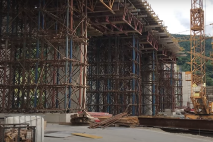 DETALJI NESREĆE NA GRADILIŠTU Radnik na koridoru 5C pao s mosta kada se otkinula oplata (VIDEO)