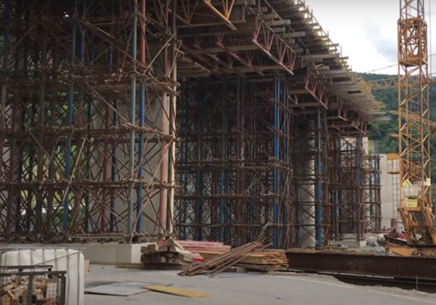 DETALJI NESREĆE NA GRADILIŠTU Radnik na koridoru 5C pao s mosta kada se otkinula oplata (VIDEO)