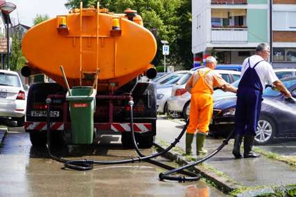 Održavanje javne higijene: U toku pranje ulica i javnih površina u gradu