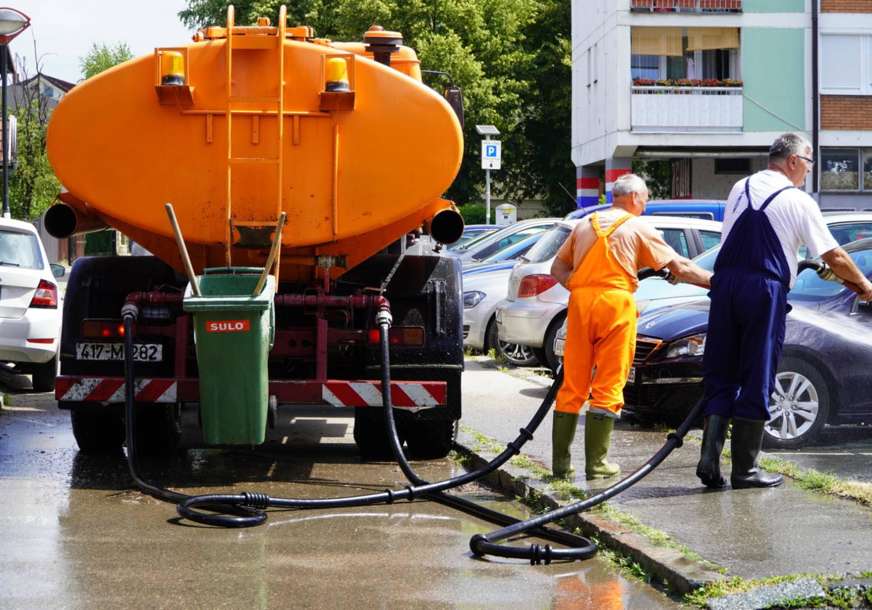 Održavanje javne higijene: U toku pranje ulica i javnih površina u gradu
