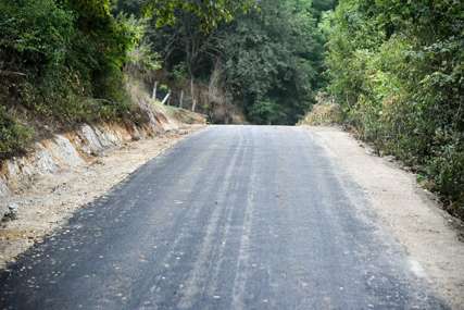 Mještani očekuju da bude riješen i problem vodosnabdijevanja: Završeno asfaltiranje jednog dijela puta u zaseoku Preradi (FOTO)