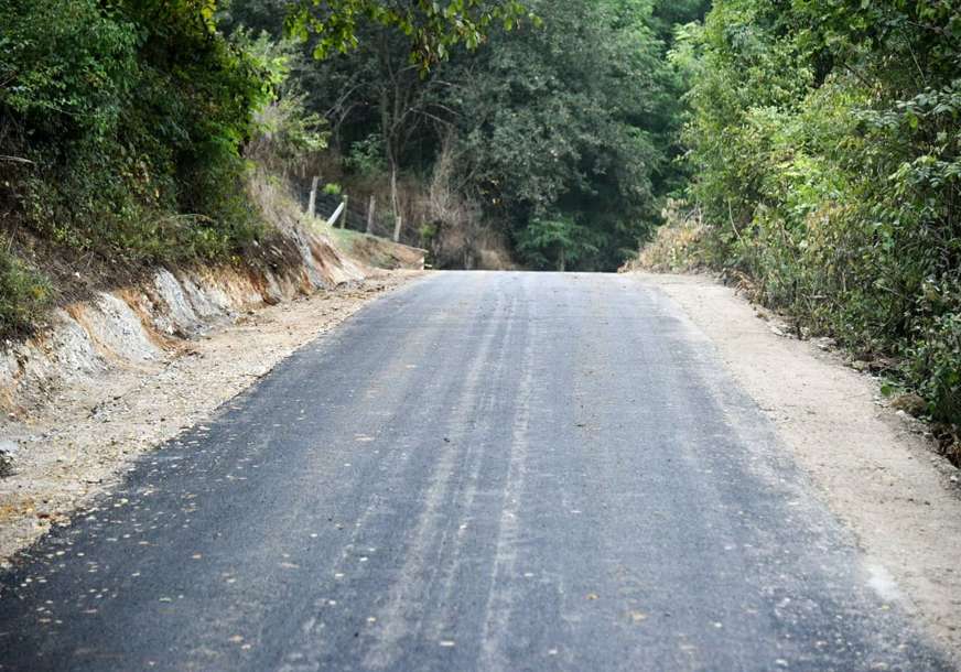 Mještani očekuju da bude riješen i problem vodosnabdijevanja: Završeno asfaltiranje jednog dijela puta u zaseoku Preradi (FOTO)