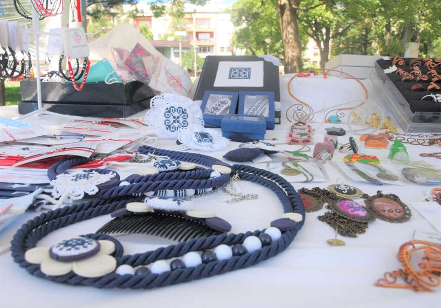 Od prirodne kozmetike do nakita: Izložba banjalučkih kreativaca u parku (FOTO)