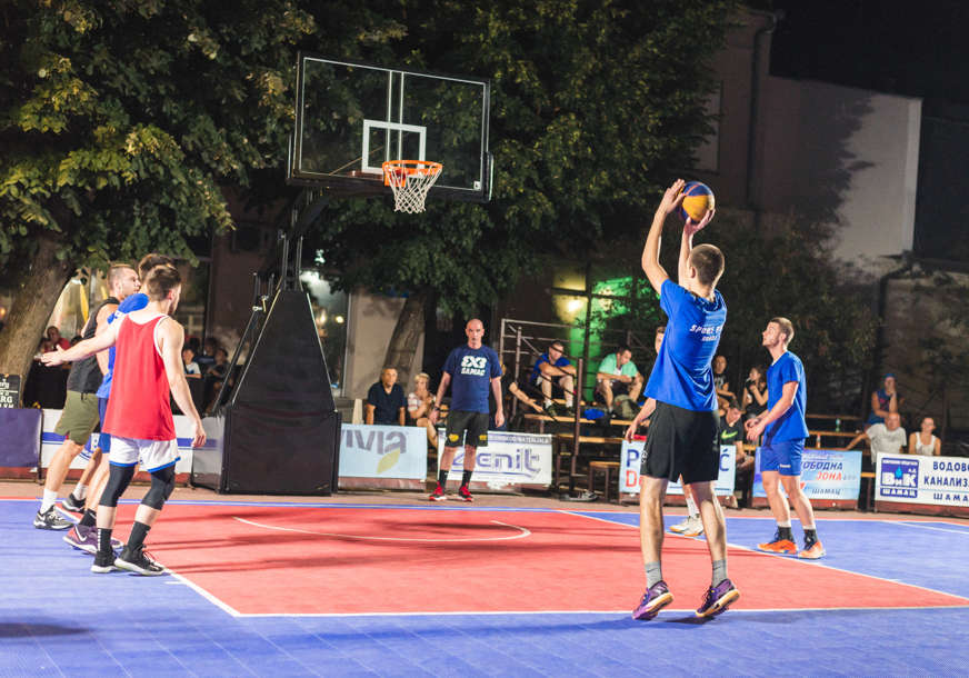 Promocija olimpijskog duha: Basketaši iz Šamca i Teslića napravili ŠOU POD OBRUČIMA