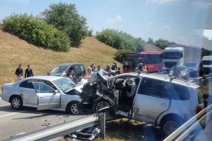Stravična nesreća na auto-putu: Povrijeđeno čak 12 osoba, od kojih su VEĆINA DJECA, saobraćaj potpuno obustavljen (FOTO)