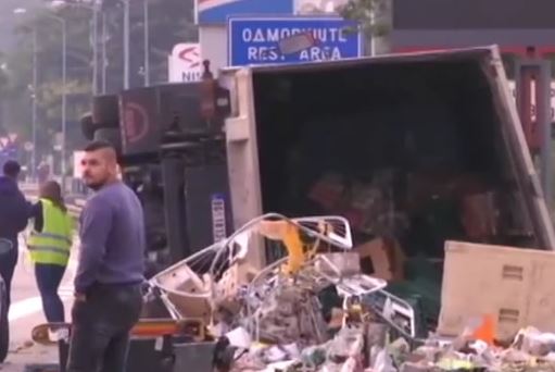 Haos na Mostarskoj petlji: Prevrnuo se kamion, vozač hitno prevezen u bolnicu