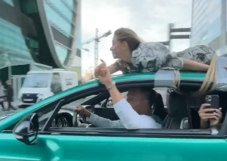 BIZARAN TEST POVJERENJA Sergej vezao djevojku za krov automobila pa je vozikao kroz grad