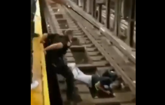 Spas u posljednji čas: Policajac izvukao muškarca sa šina par sekundi prije nego što je naišao voz (VIDEO)