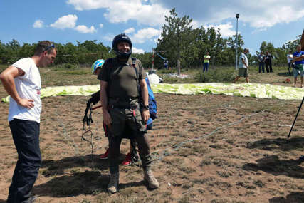 Drvar iz ptičije perspektive: Aleksandar Vulin letio paraglajderom, pa pozdravio učesnike takmičenja