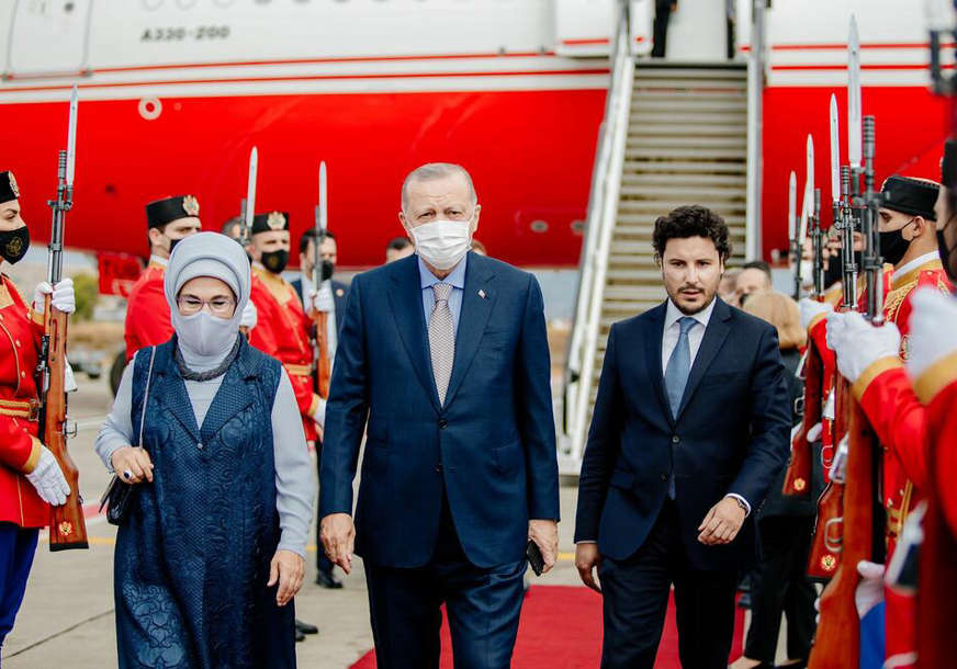 Erdogan stigao u Podgoricu: Na aerodromu ga dočekao Dritan Abazović