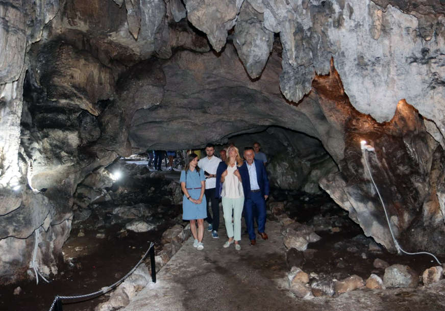 Predsjednica Srpske u posjeti Šipovu: Donirala novo sanitetsko vozilo, otvorila za turiste Vagansku pećinu (FOTO)
