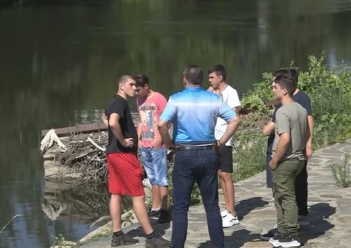 TINEJDŽERI HEROJI Šestorica dječaka izvukli petogodišnje dijete iz rijeke, nažalost, za njegovog oca nije bilo spasa (VIDEO)