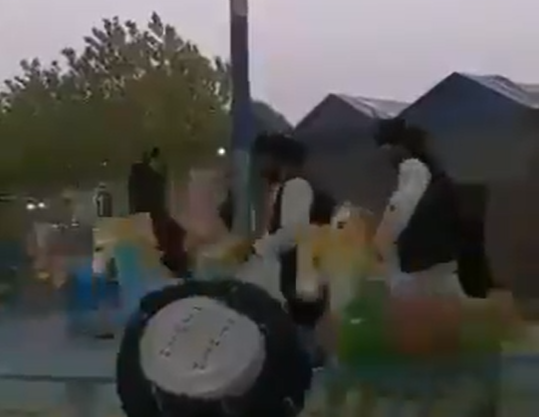 SA PUŠKAMA NA VRTEŠCI Talibani nakon osvajanja Kabula otišli u zabavni park i teretanu (VIDEO)