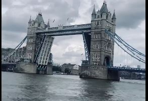 Brzo se stvorila gužva u saobraćaju: Zaglavio se čuveni londonski most, vozila nisu mogla preći rijeku (VIDEO)