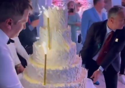 Brojne zvanice prisustvuju svadbi: Pogledajte kako je izgledala svadbena torta na vjenčanju Jasmine Izetbegović (VIDEO)