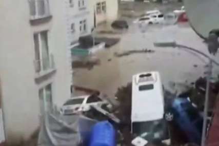 Nakon požara u Turskoj, STRAVIČNE POPLAVE: Bujica nosila automobile i uništila kuće, ima mrtvih (VIDEO)