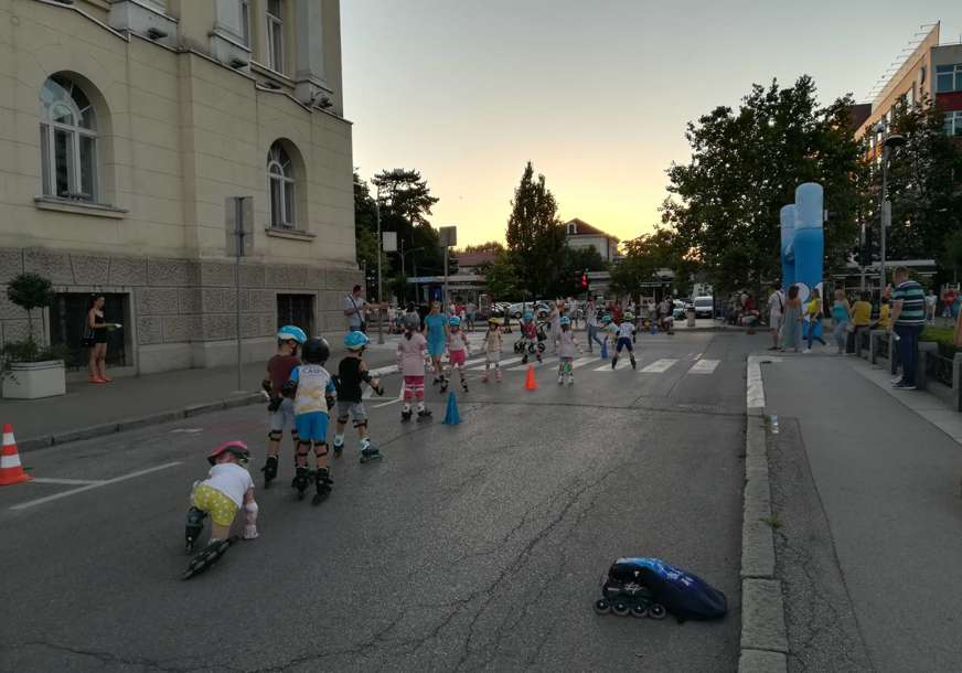 Dio glavne ulice i ovog vikenda pretvoren u PJEŠAČKU ZONU: Klinci oduševljeno učili da voze rolere (FOTO)