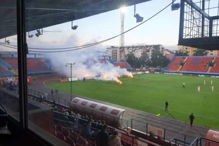 Prekid utakmice u Banjaluci: Nezadovoljni navijači Borca bacili baklje na teren (FOTO, VIDEO)