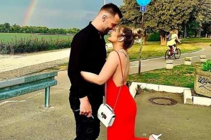 "Neću uzeti njegovo prezime" Pjevačicu dečko zaprosio poslije godinu dana veze (FOTO)