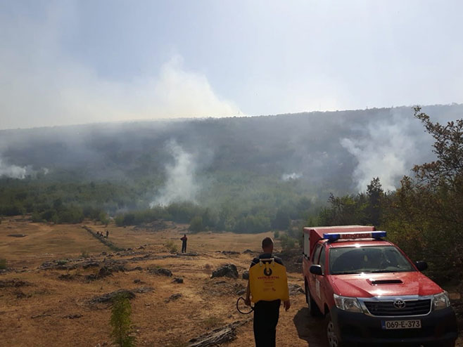 Novi krak požara prema selu: Bilećki vatrogasci sedmi dan se bore sa vatrenom stihijom